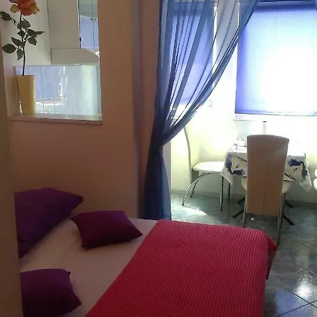 Studio Apartman Nena شقة *